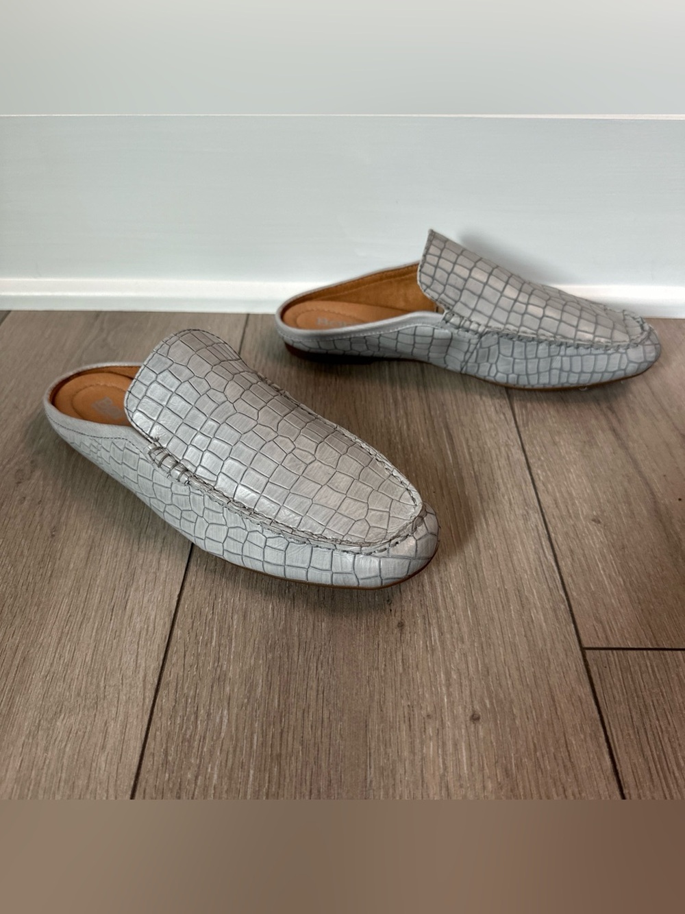 Born Capricorn Mules Womens 9M Grey Leather Croc Embossed Flats Shoes Closed Toe